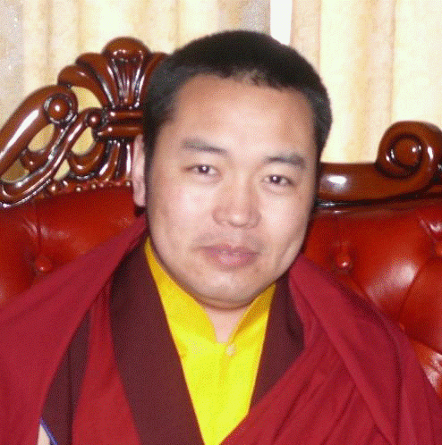 Dolma Lhakangin nykyinen apotti on Akong Rinpochen opettajan, Shechen Kongtrul Pema Drime Lekpe Lodrön inkarnaatio.